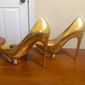 IVY KIRZNER GOLD PUMPS.
